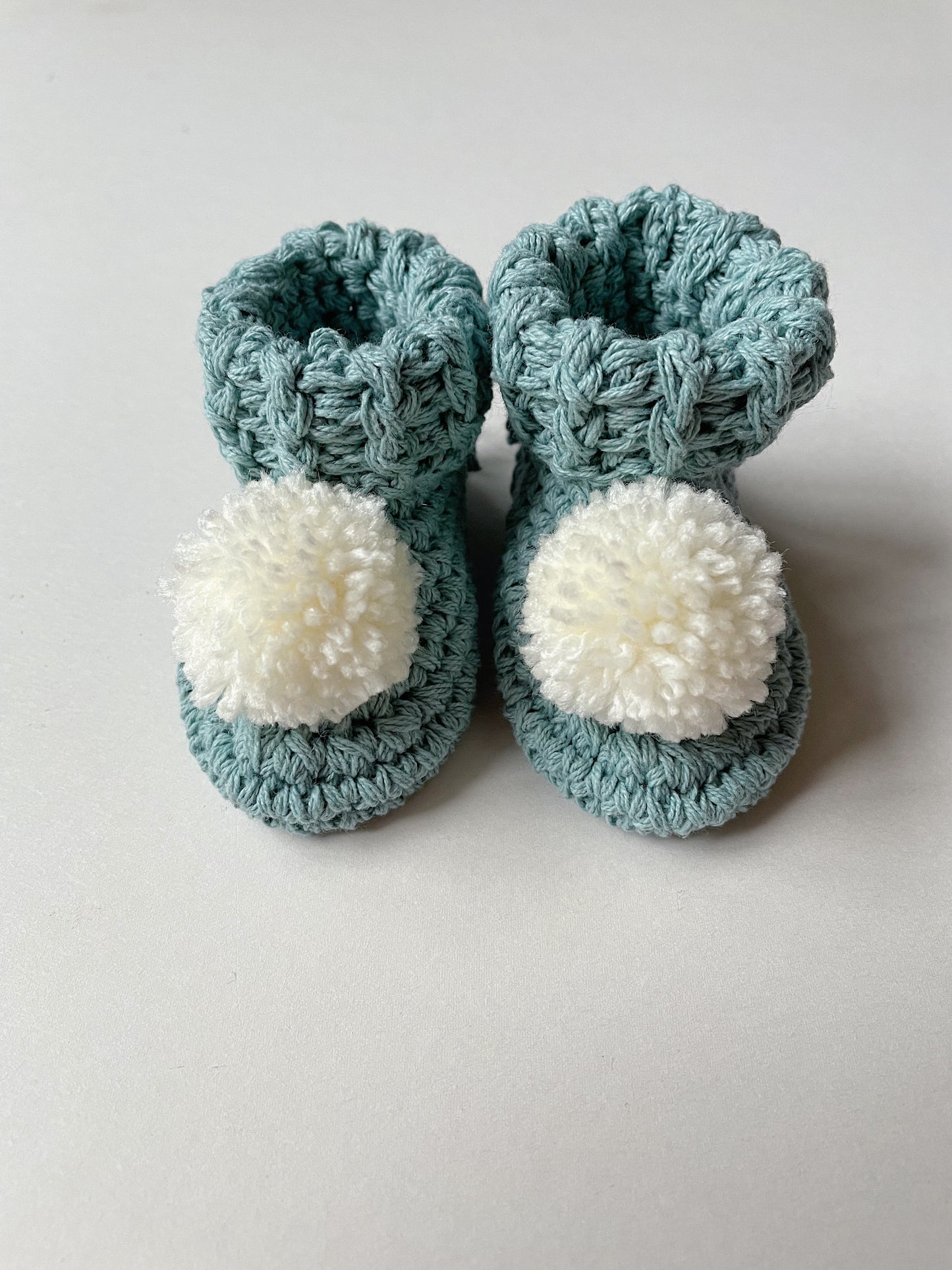 Organic cotton pom pom baby booties