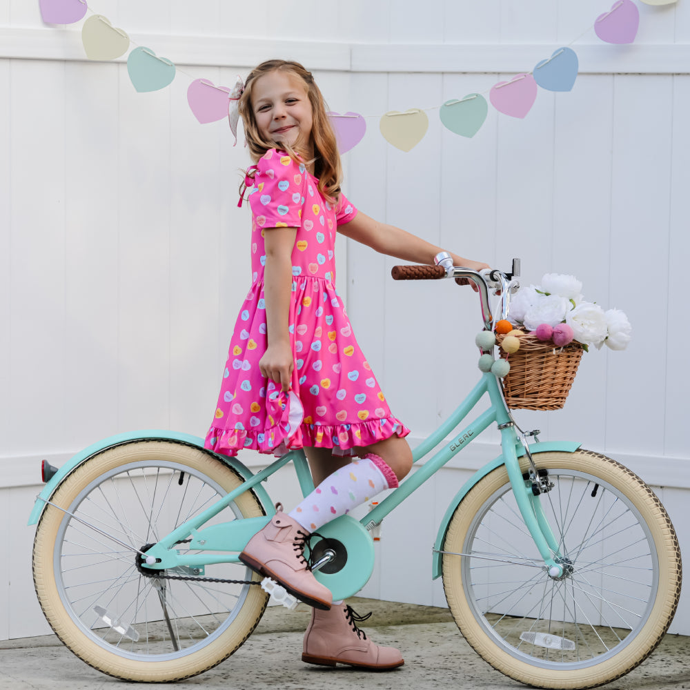 Glerc Little Molly 12 inch kids bike with stabilisers, wicker basket and mudguards in Mint Green, view 2