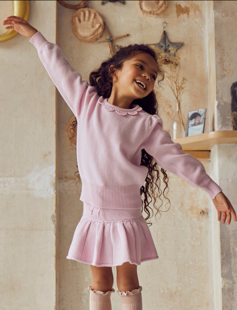 This stylish 4 ply Jumper comes with gentle puff sleeves and a sophisticated 6-part crochet collar piece. Made with the softest cashmere/ merino blend from Inner Mongolia, it will keep your Little One cosy and warm all winter long.  Team it up with our matching Tennis Skirt in Blossom Pink for a head-to-toe cosy feel.