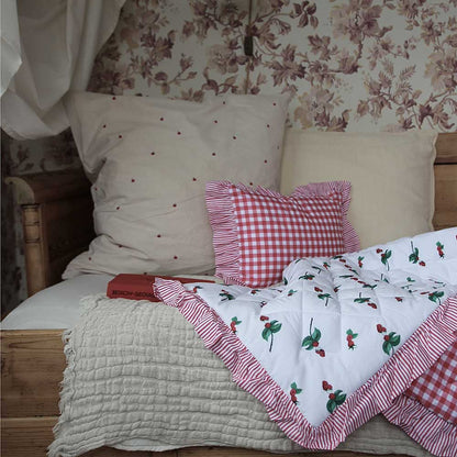 Raspberry Ruffle Quilt & Pillow