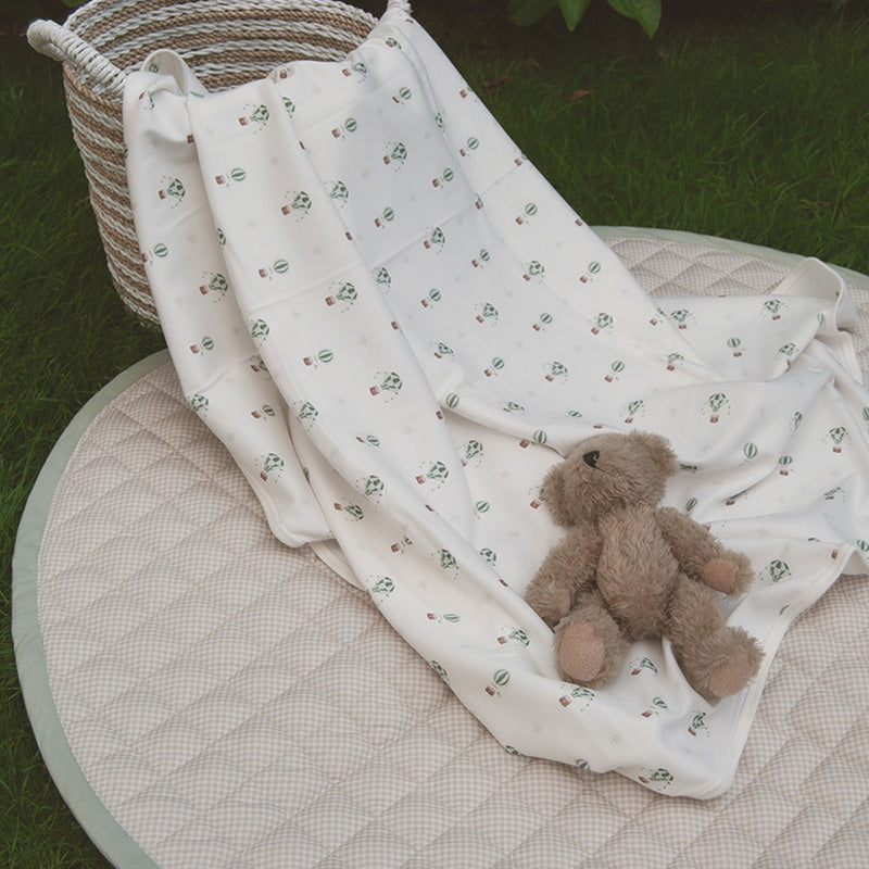 100% organic cotton Jersey Blankets are simply adorable and are ideal for bassinets, cots, or prams. They are beautifully thick and incredibly soft and snuggly, adding a perfect touch of warmth to every sleeping child. Hot Air Balloon Design Evie & Skye