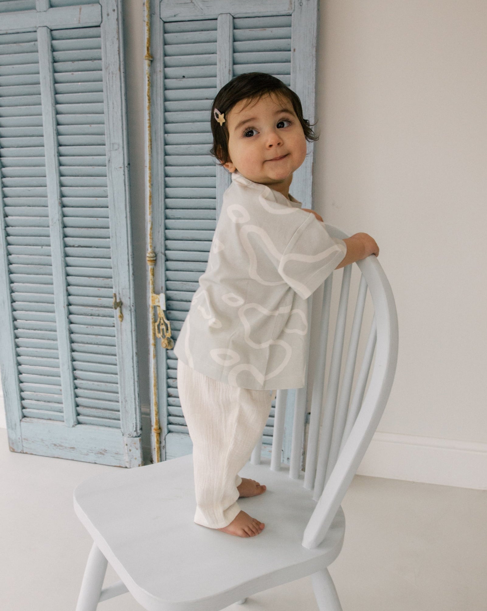 Baby wearing a White Pear T-shirt from Wildgreen’s Island Life collection. Made from 100% GOTS-certified organic cotton, this gender-neutral kids’ tee features a delicate pear print on a soft, breathable fabric. Ideal for sustainable and stylish everyday wear. #OrganicKidsClothing #SustainableFashion