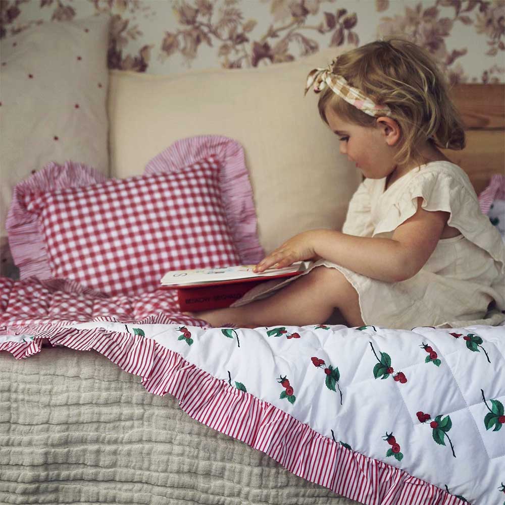 Raspberry Ruffle Quilt & Pillow