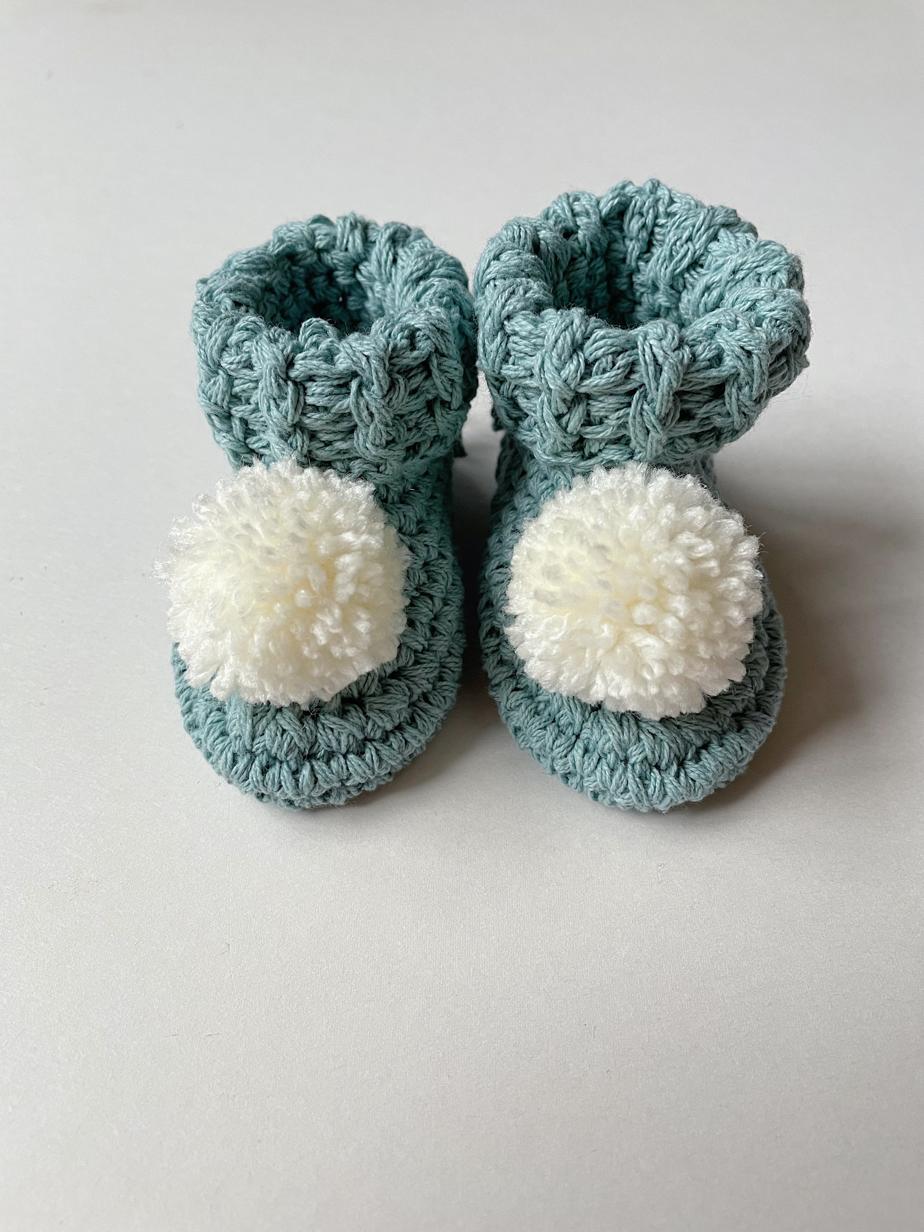 Organic cotton pom pom baby booties