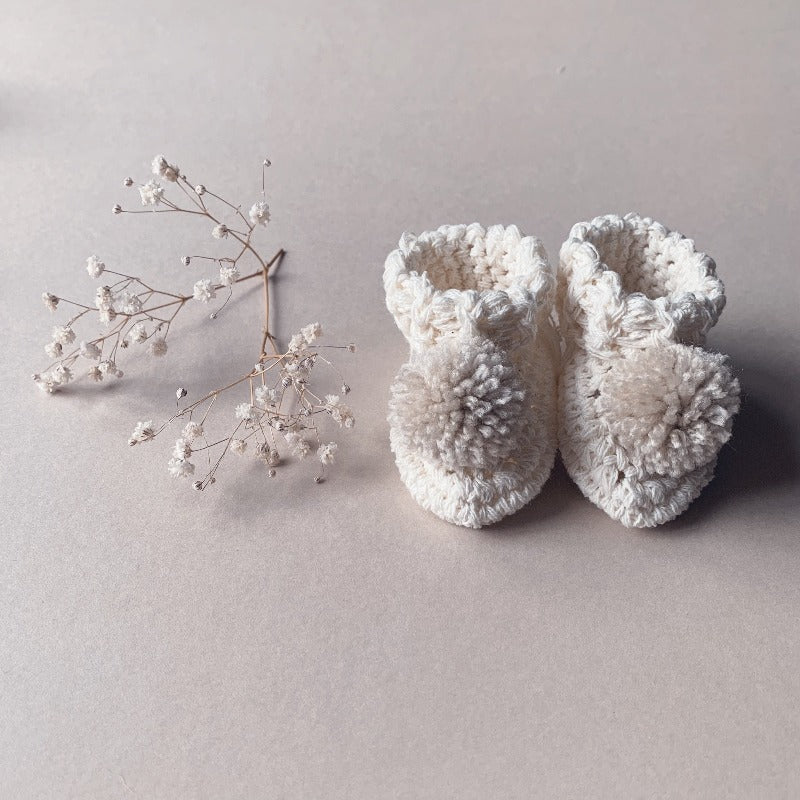 Organic cotton pom pom baby booties
