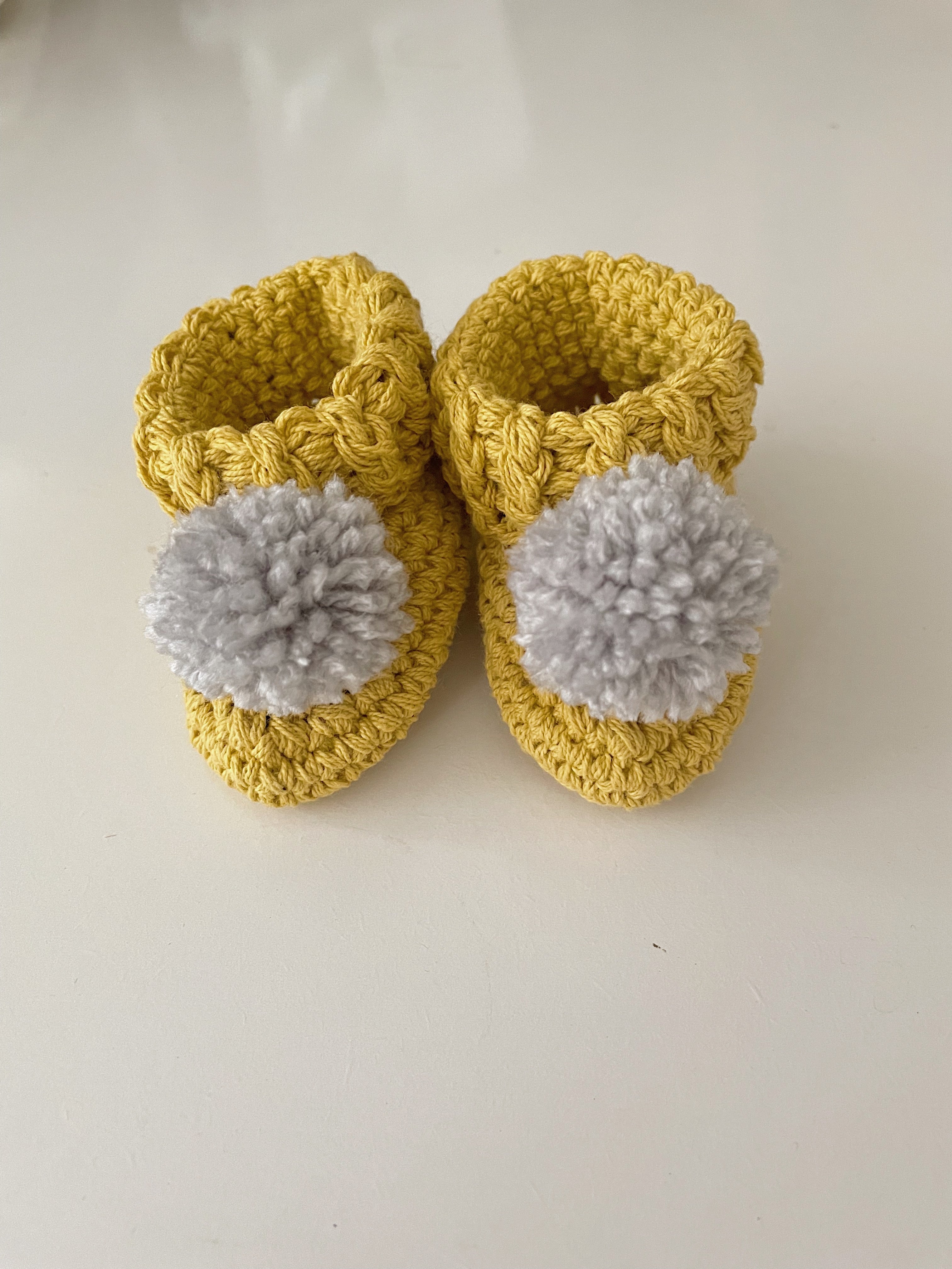 Organic cotton pom pom baby booties