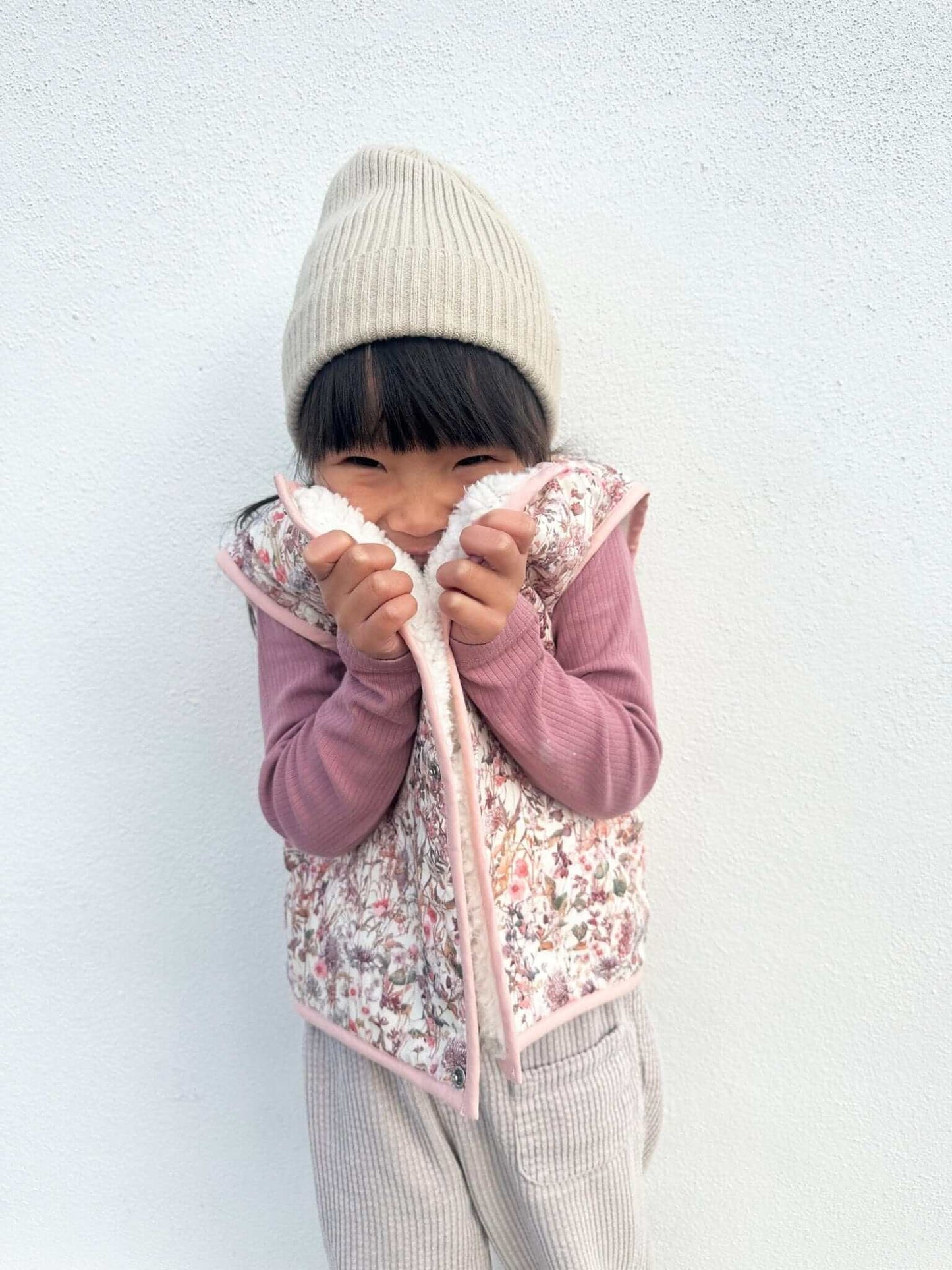 Kids Stylish - Pink Rosablomst Vest design - Gilet Outerwear Clothing Sleeveless Vest Warm Vest Scandi Stylish - Model wearing front vest - Little Scandi baby