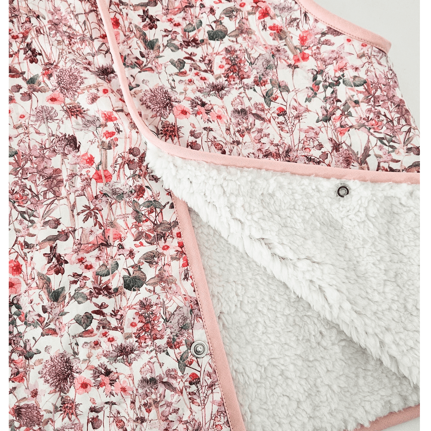 Kids Stylish - Pink Rosablomst Vest design - Gilet Outerwear Clothing Sleeveless Vest Warm Vest Scandi Stylish - front bottom lining fur close up on vest - Little Scandi baby