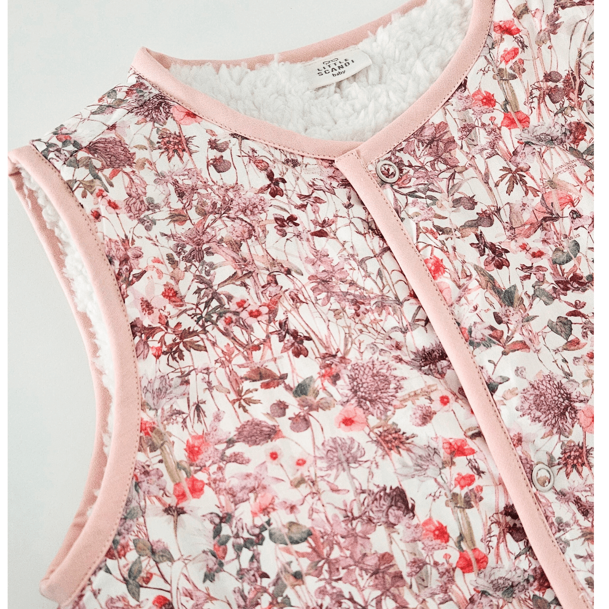 Kids Stylish - Pink Rosablomst Vest design - Gilet Outerwear Clothing Sleeveless Vest Warm Vest Scandi Stylish - Neckline close up of vest - Little Scandi baby