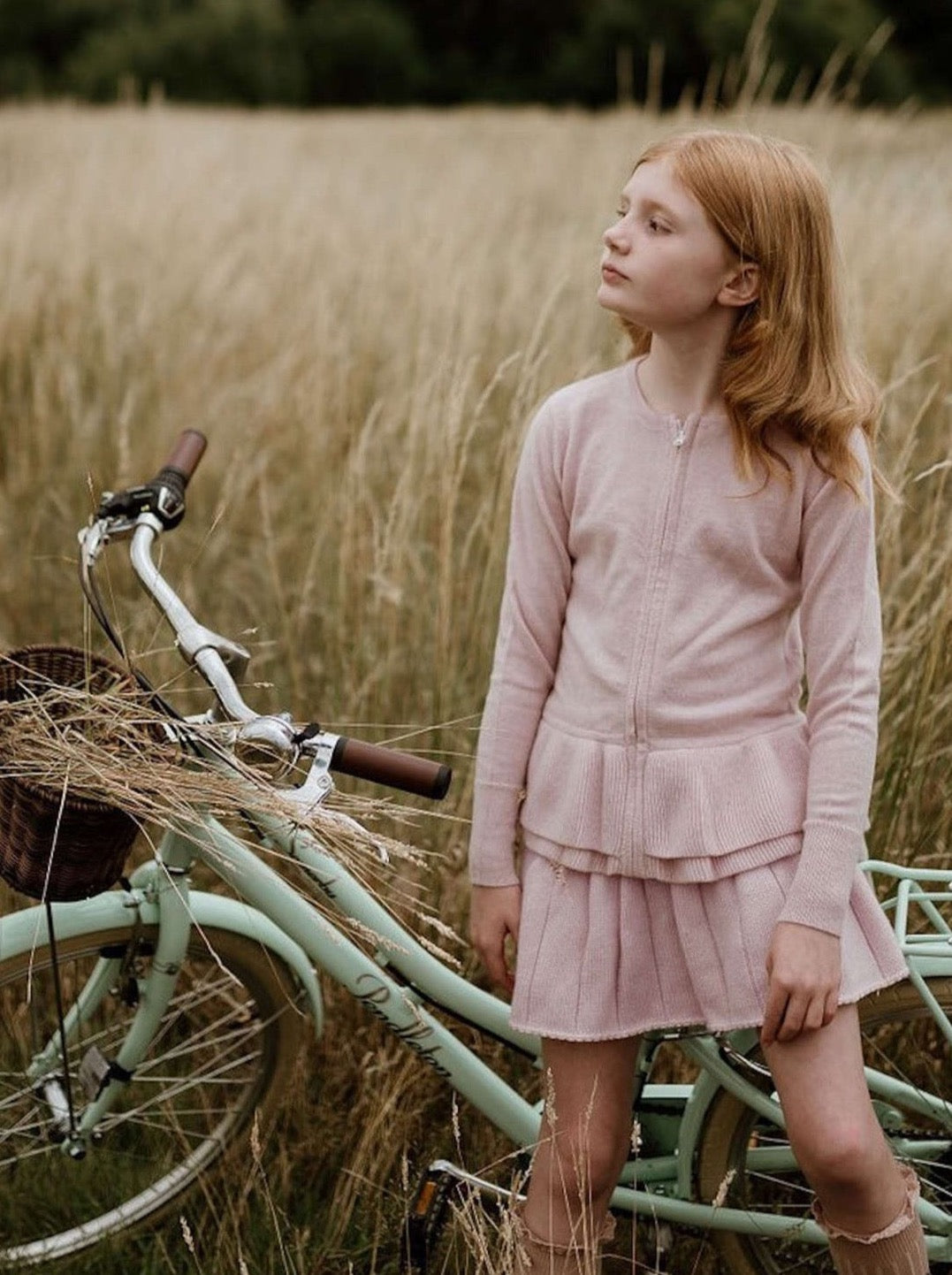 This sophisticated 2 ply cardigan comes with a zip and a double ruffle at the bottom. Made with pure 100% cashmere from Inner Mongolia, it will keep your Little One stylish and warm all winter long. 